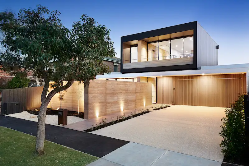Modernes zweigeschossiges Einfamilienhaus mit großer Garage und klarer Architektur.