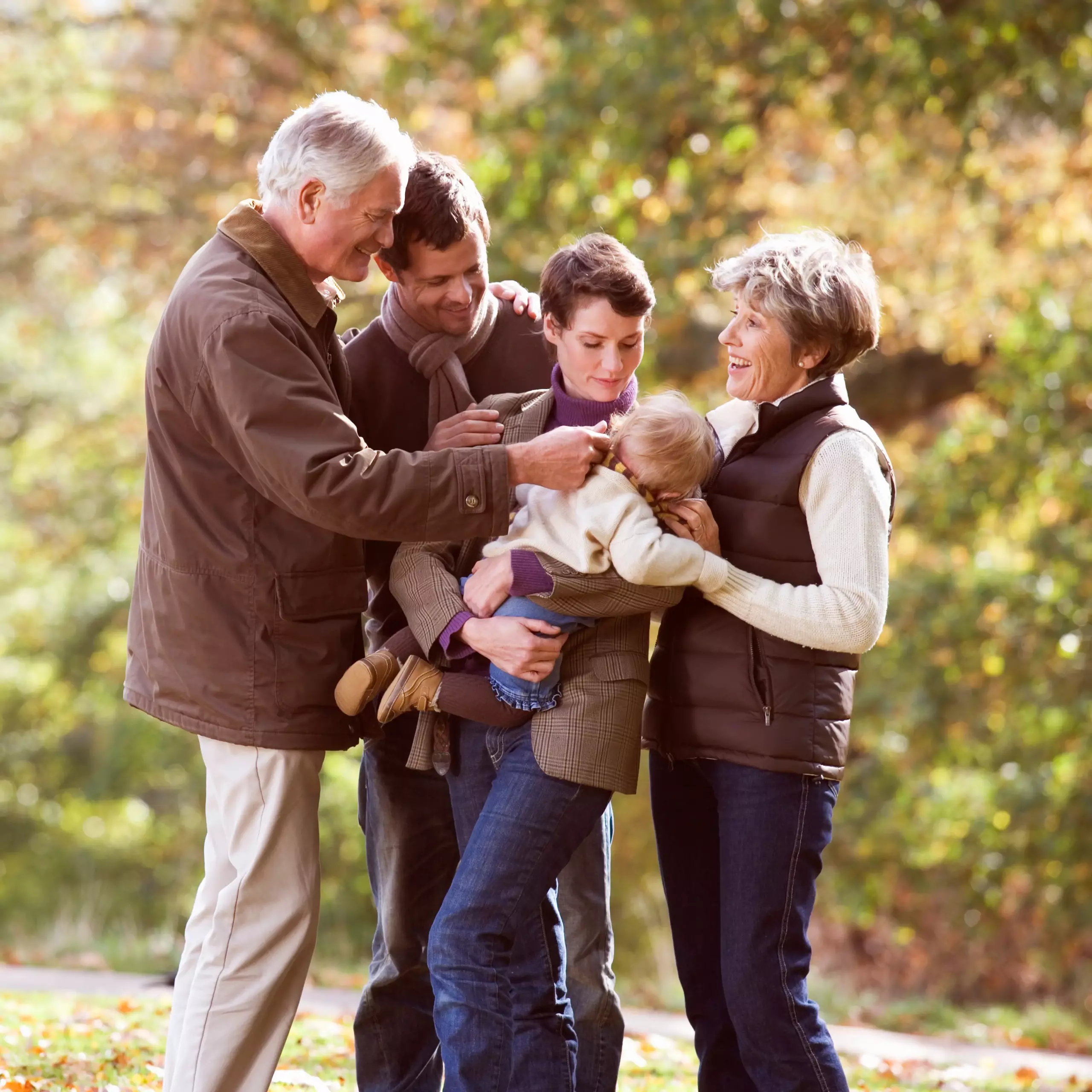 Mehrere Generationen einer Familie verbringen gemeinsam Zeit im Freien in einem Park.
